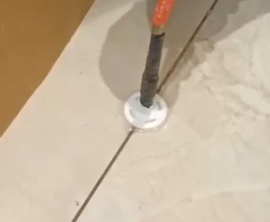 肃北瓷砖空鼓维修公司专业解答瓷砖在铺贴过程中，如果没有涂抹均匀到位的粘结材料（如水泥砂浆或瓷砖胶），可能会导致以下问题