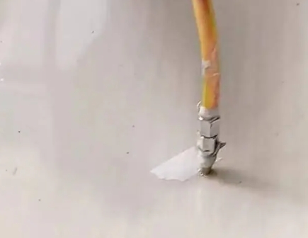 肃北瓷砖空鼓维修公司专业解答在瓷砖铺贴过程中，如果使用的砂料过粗（如全部使用了粗砂），可能会导致以下问题